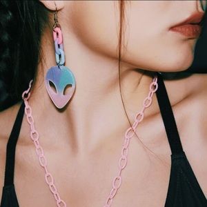 👽 PASTEL ALIEN CHAIN EARRINGS
